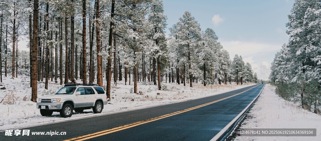 冬日公路上的車輛與雪景