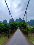 山間吊橋連通秀麗風景
