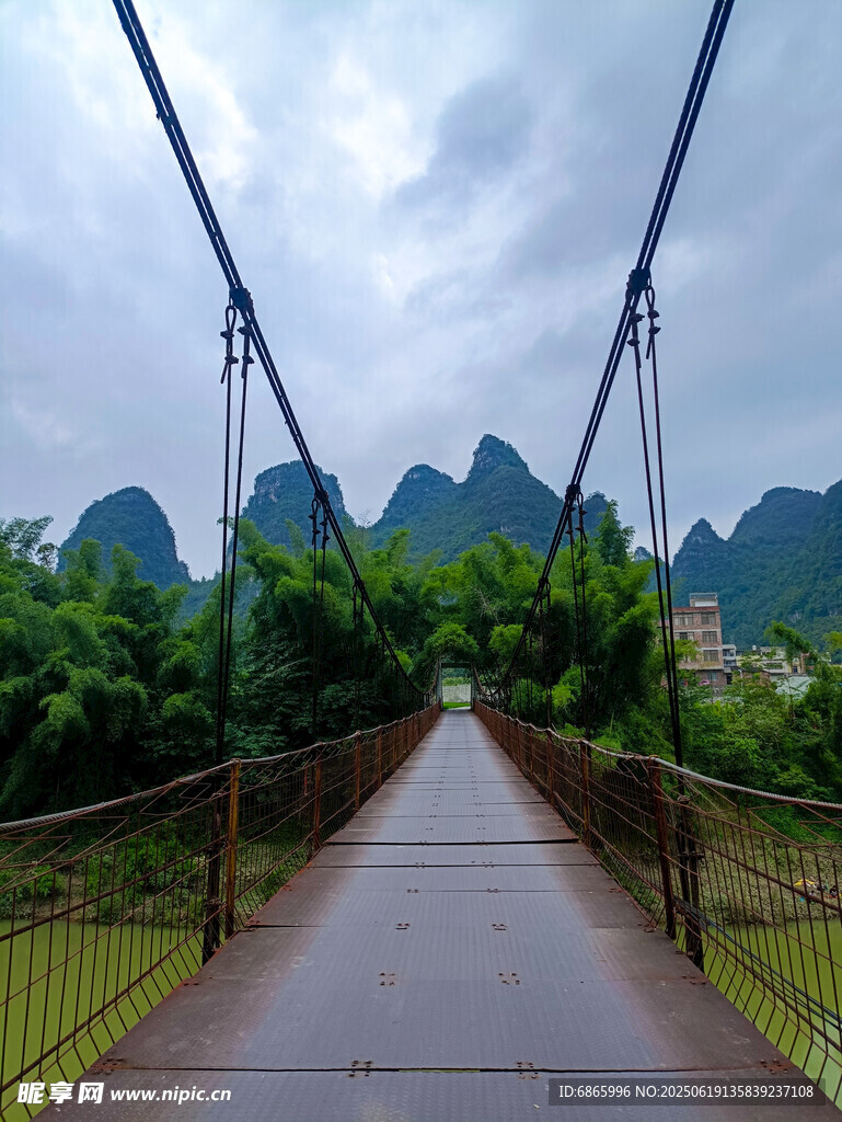 山間吊橋連通秀麗風景