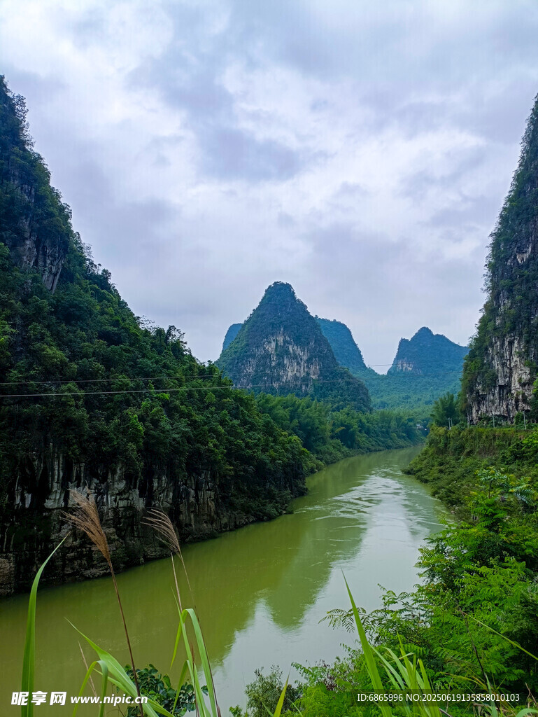 秀麗山水間的寧靜河流