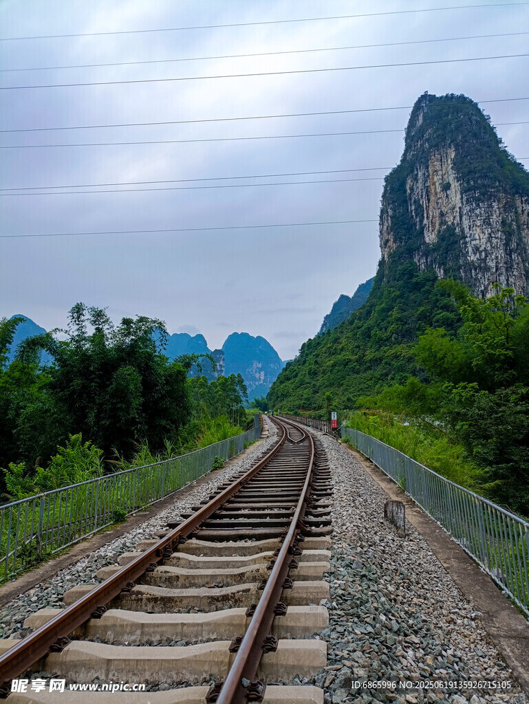 山間鐵軌延伸向遠方