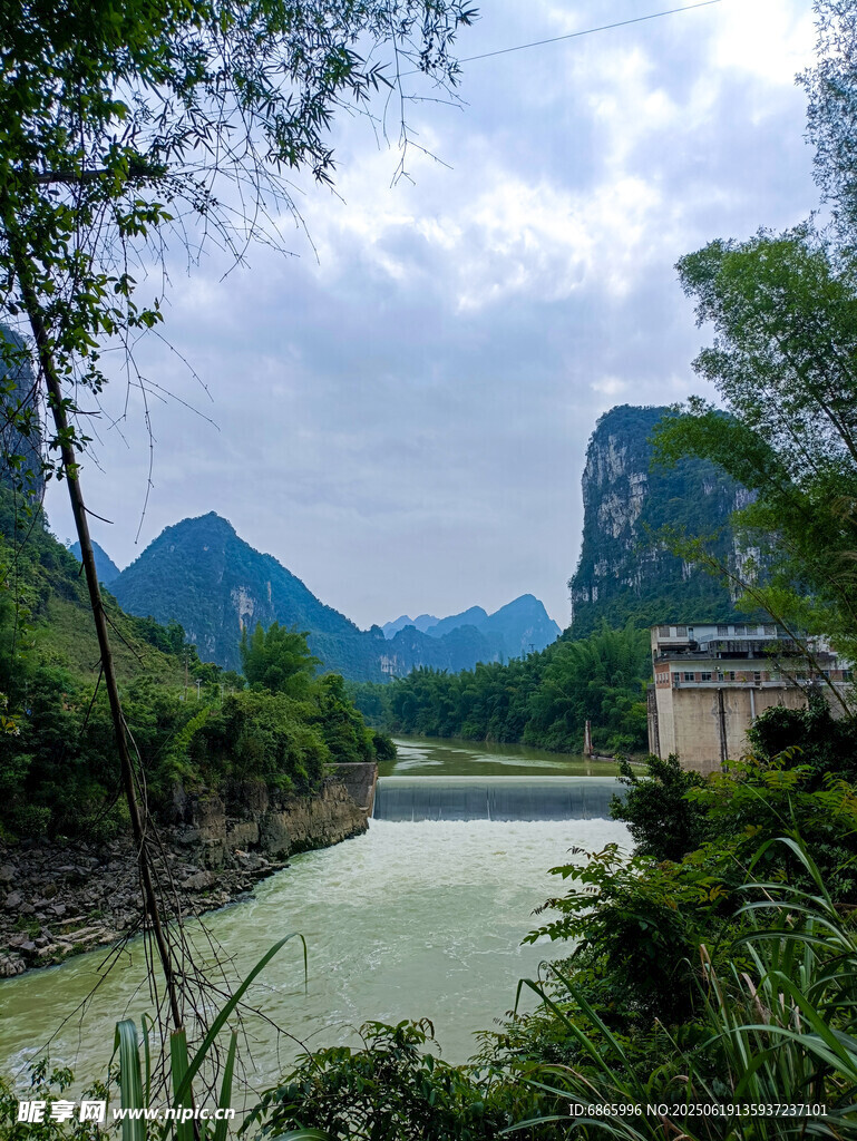 山水相依的靜謐河畔風光