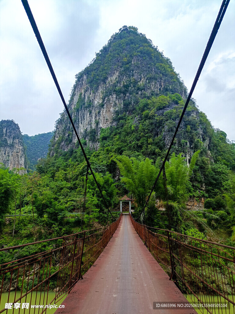 山間棧道穿行于蔥郁山林