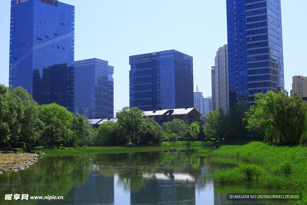 城市湖畔的現代建筑景觀
