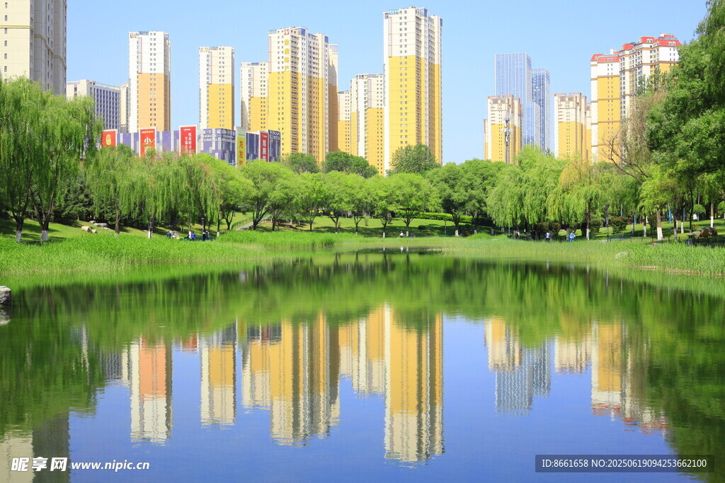 城市湖畔美景