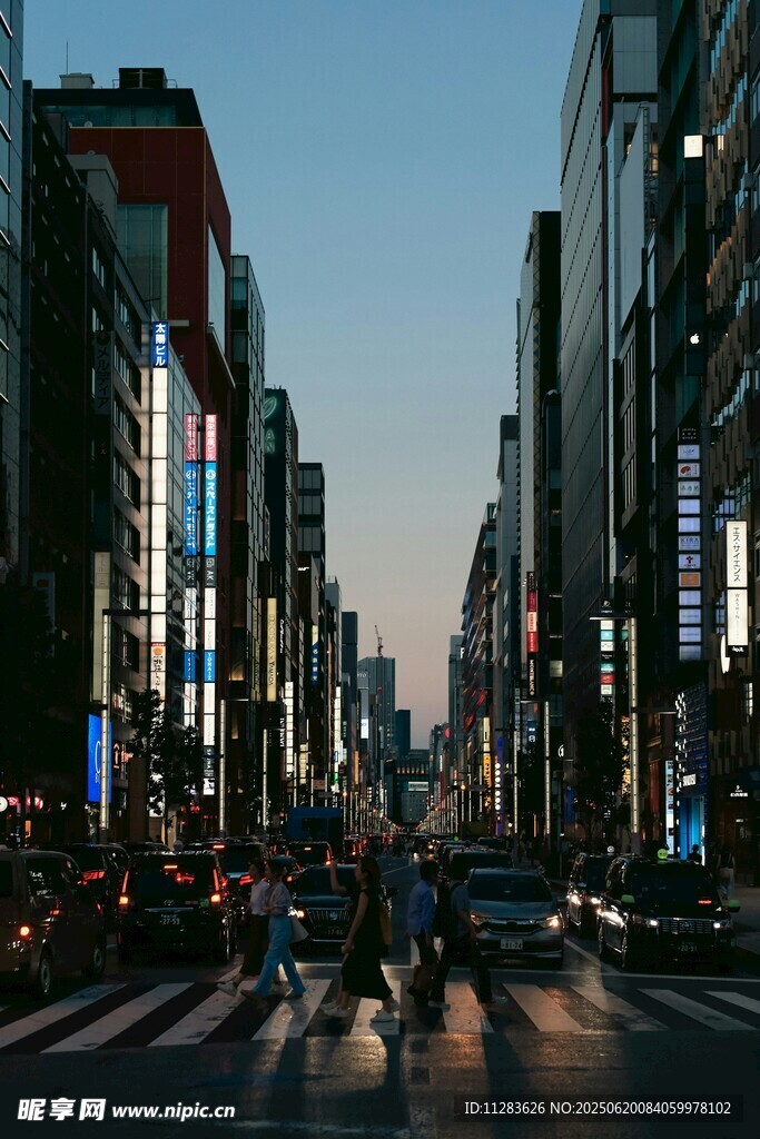 繁華都市街道夜景