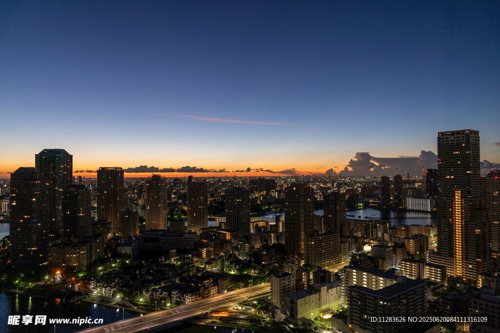 城市黃昏天際線夜景風光