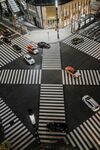 城市街道斑馬線與行駛車輛