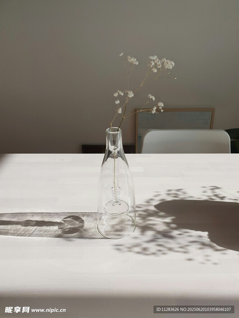 桌上透明花瓶與光影景象