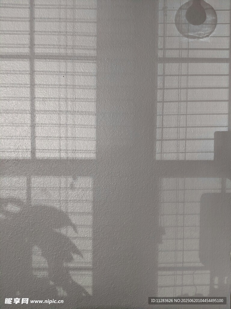 朦朧窗景下的靜謐氛圍