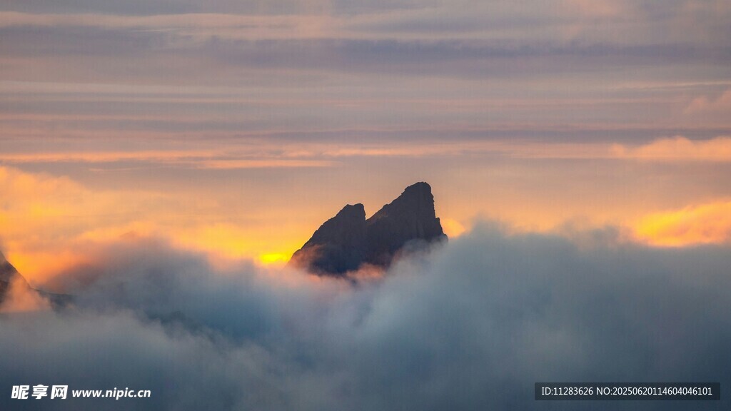 云海之上的壯麗山峰
