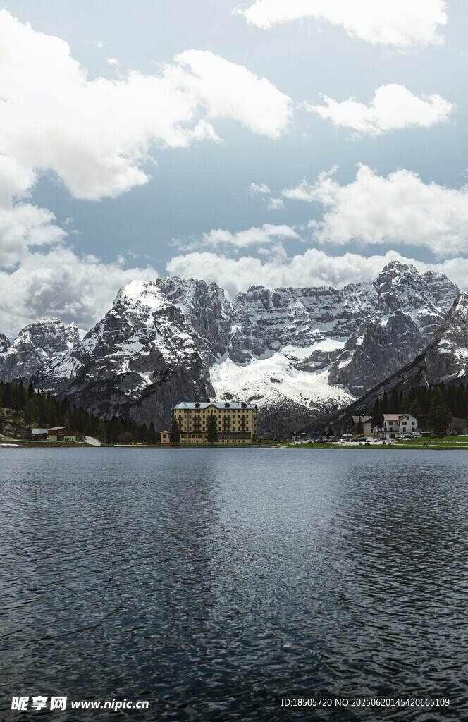 湖畔雪山美景