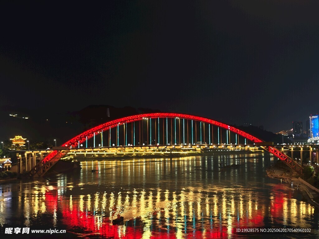 宜賓夜晚璀璨的紅色拱形橋