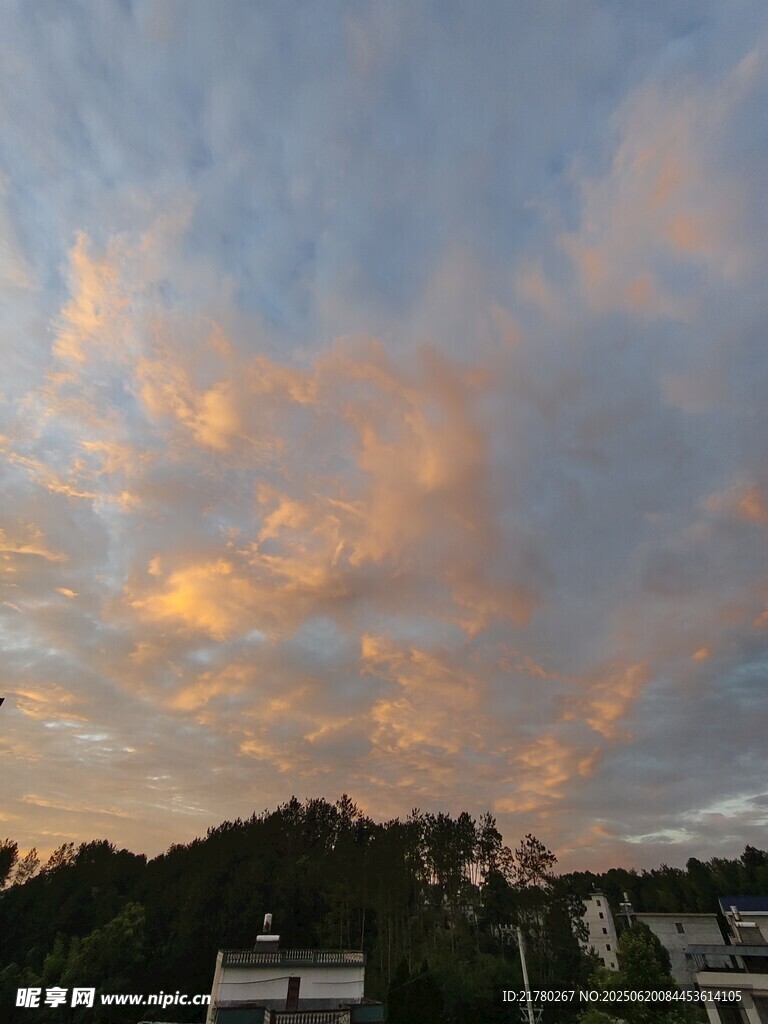 夕陽下的絢爛云彩