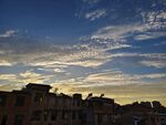 夕陽下的古老建筑與天空
