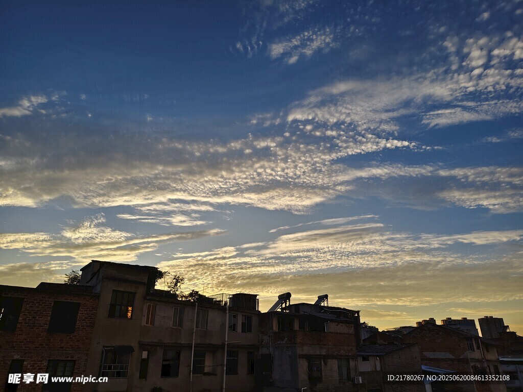 夕陽下的古老建筑與天空