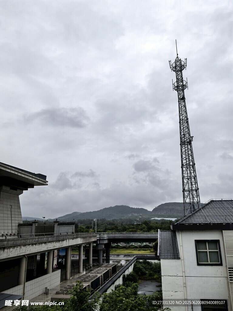 鄉村旁的通信鐵塔