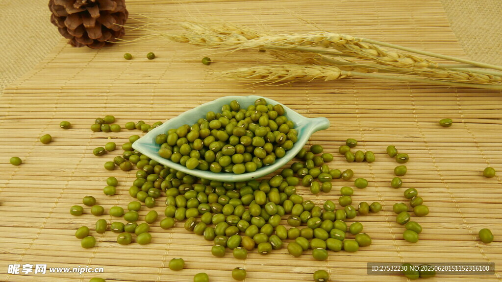 木桌上的綠豆與麥穗