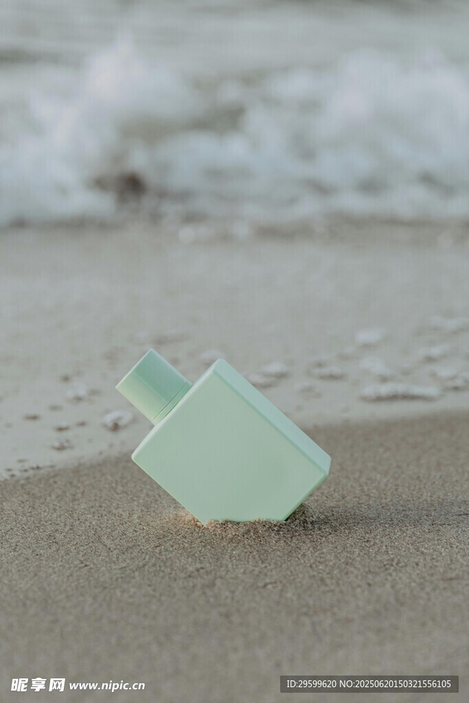 海灘上的淺綠色玻璃碎片
