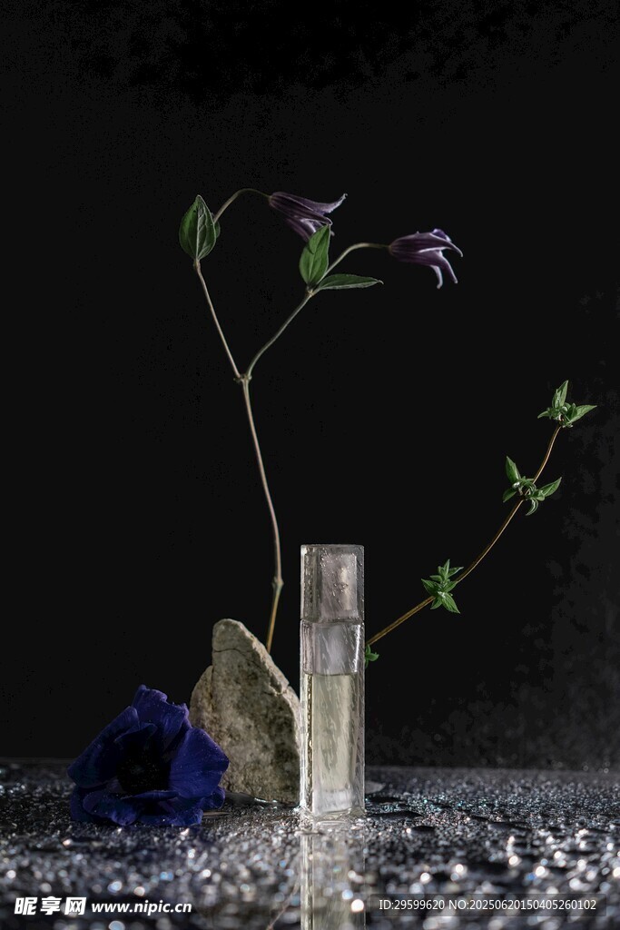 簡約香水瓶與花卉靜物圖