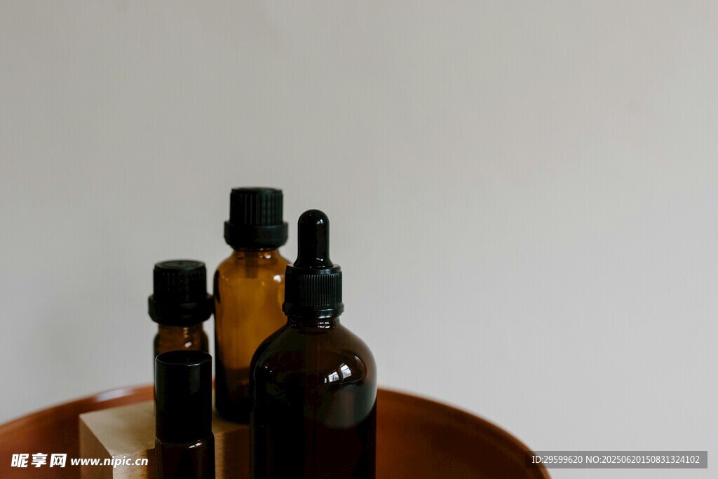 棕色瓶身的精致護膚品組合