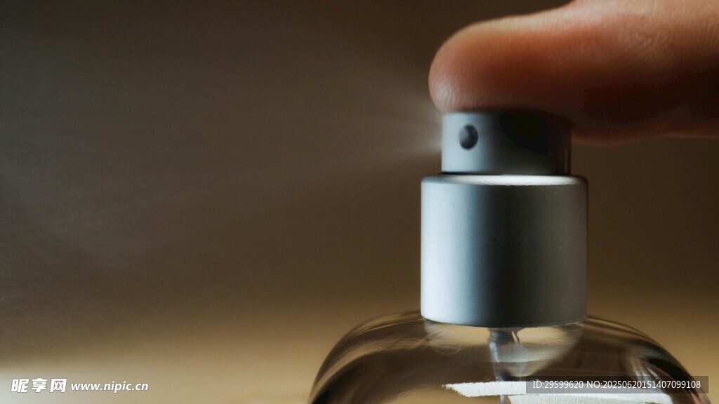 手指按壓香水瓶噴頭瞬間
