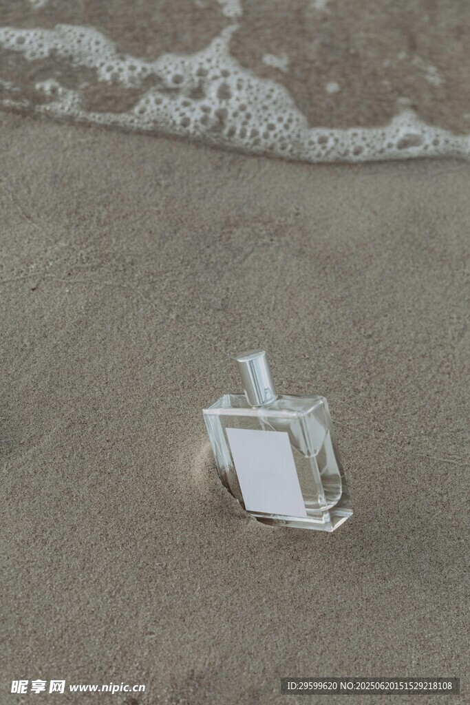 沙灘上的香水瓶