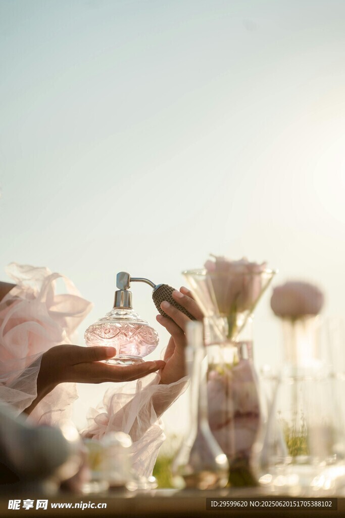 陽光下的精致香水瓶與花朵