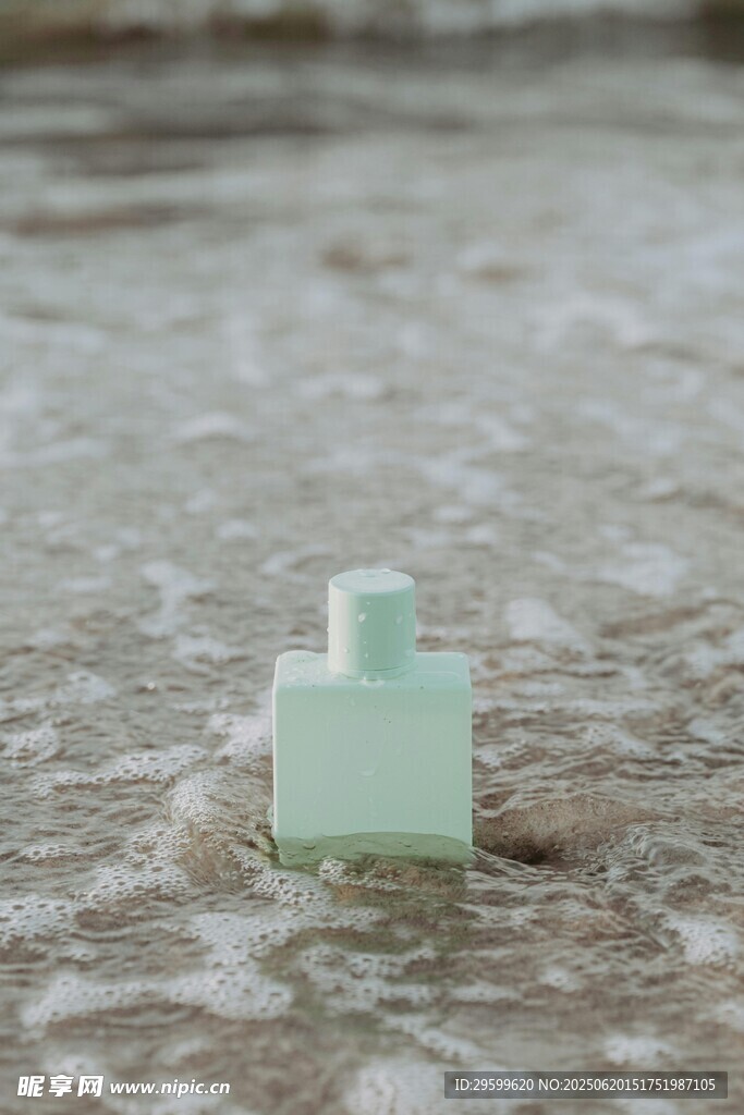 沙灘上的淺綠色小物件