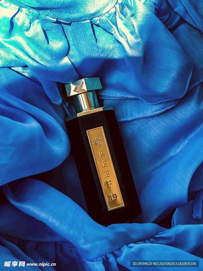 藍色布上的精致香水瓶