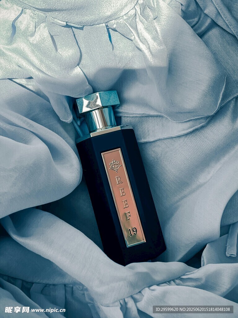 奢華香水瓶置于柔軟織物上