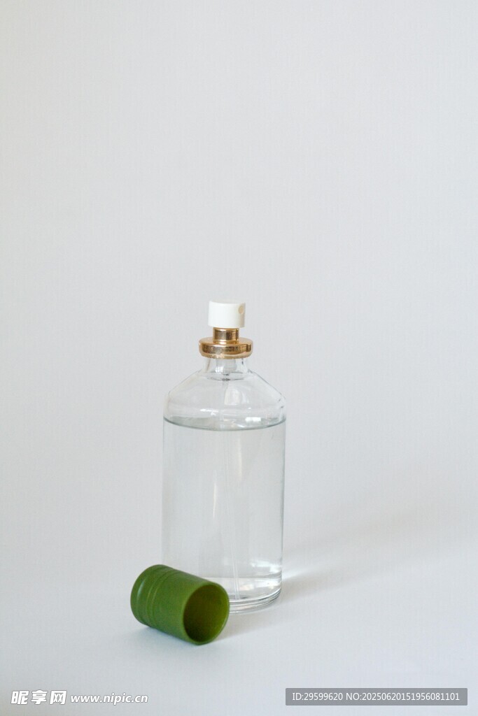 透明香水瓶與綠色物件
