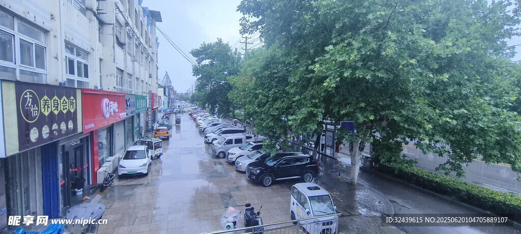 雨后街道景象