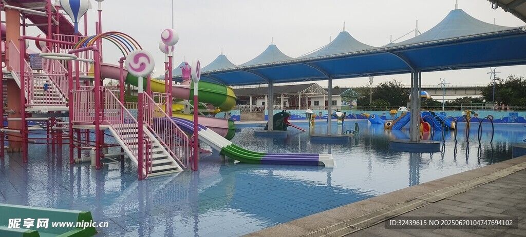 戶外水上樂園游樂場景