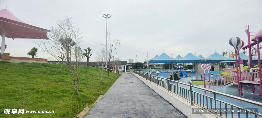 公園中的休閑步道與游樂設施