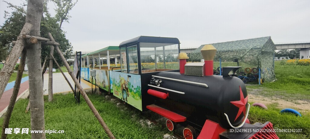 復古小火車停靠在綠草地