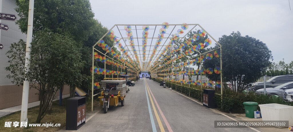 城市道路旁的拱形景觀設施