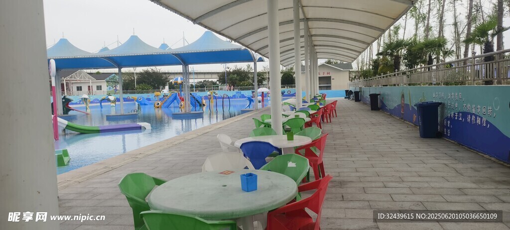 室內(nèi)水上樂園設(shè)施場景