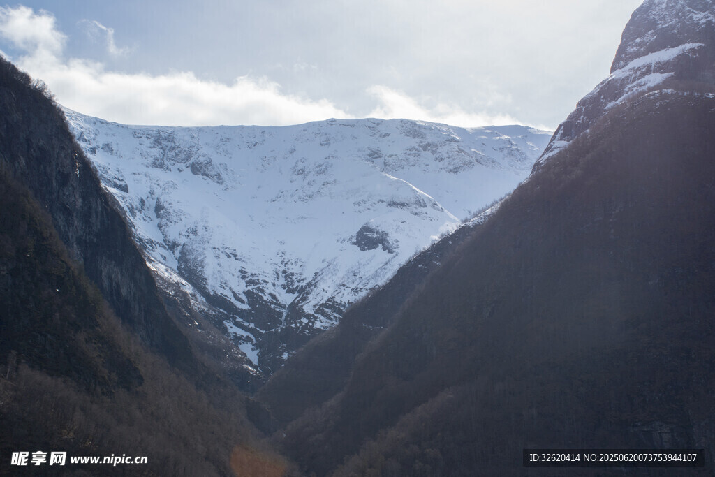 雪山峽谷壯麗自然景觀