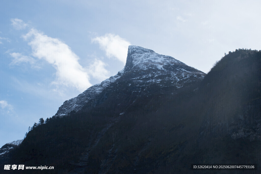 巍峨雪山與藍天相映
