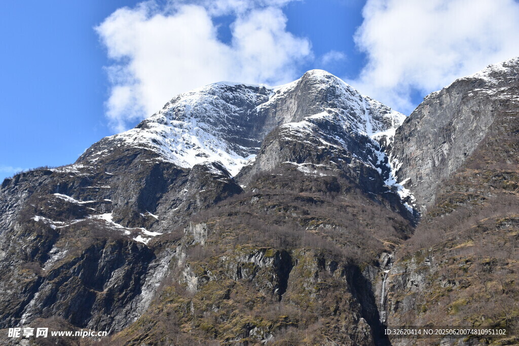巍峨雪山壯麗山景