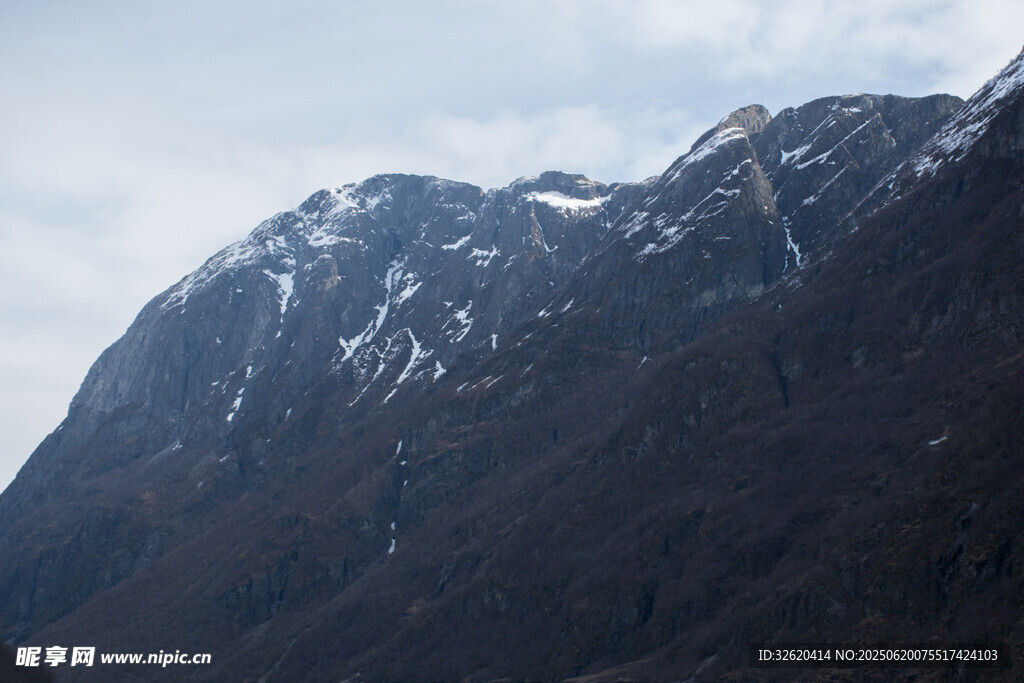 巍峨雪山壯麗景致