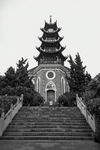 古樸寶塔立于石階之上