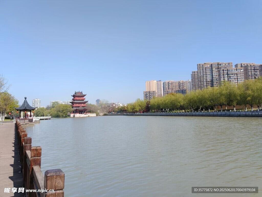 江畔高樓
