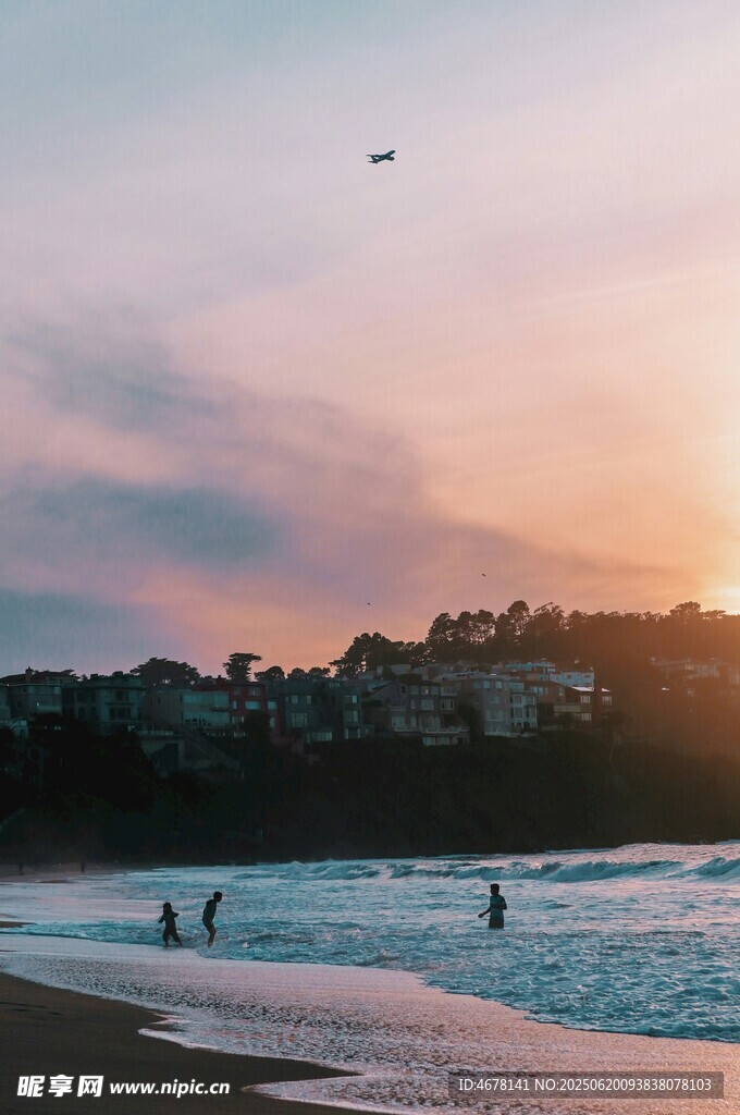 夕陽下的海邊漫步場景