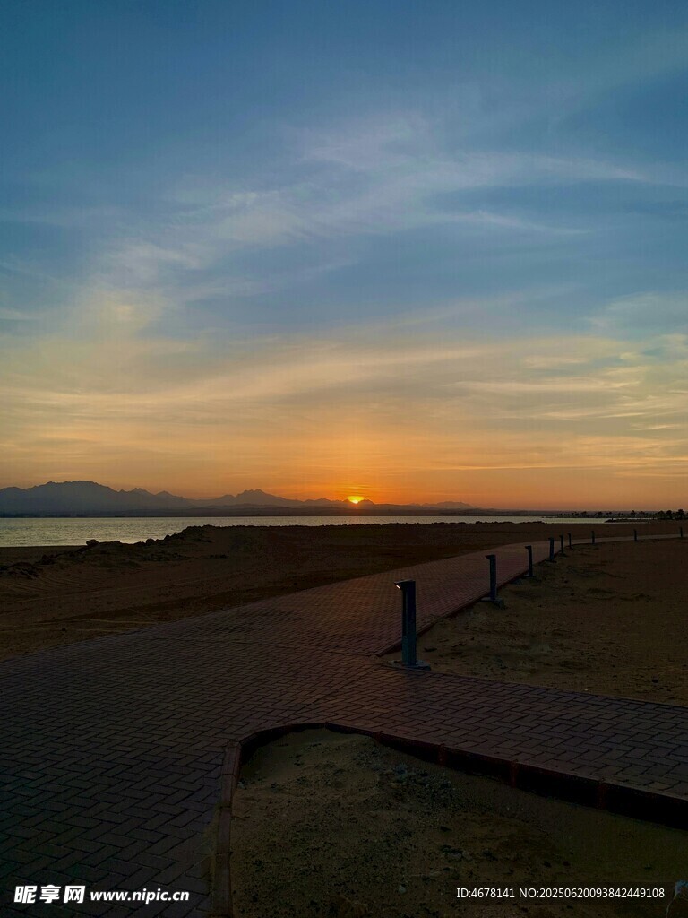 海邊日落時(shí)分的靜謐小路