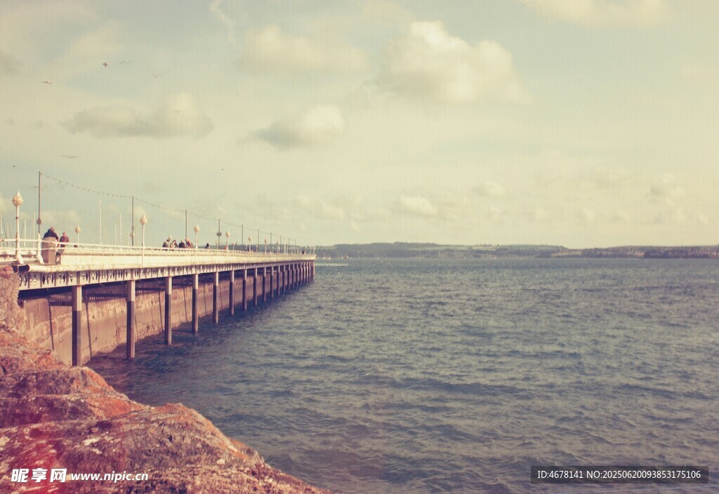 海邊長棧橋?qū)庫o海景