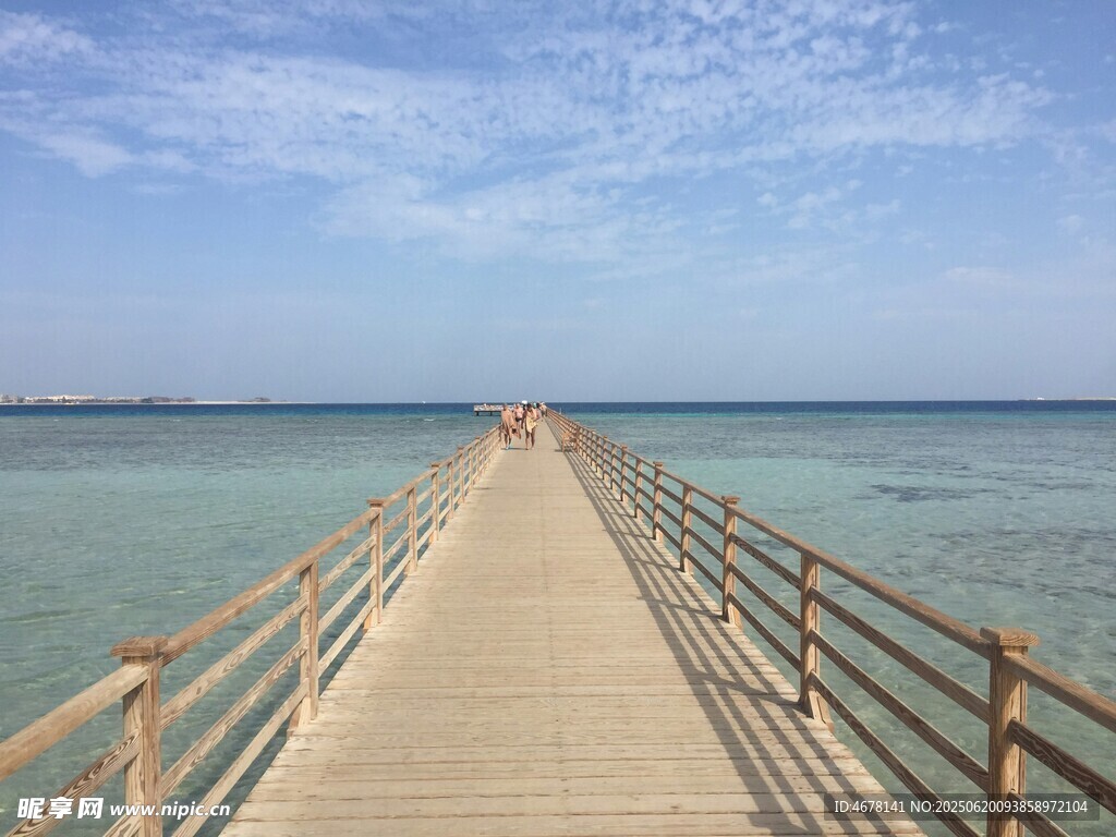 海邊木棧道延伸向遠方