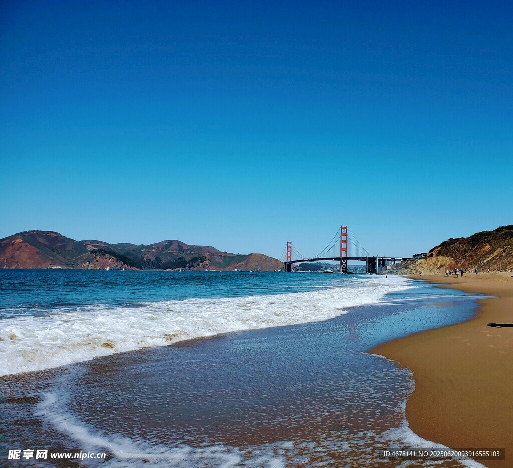 海邊美景與遠(yuǎn)處橋梁