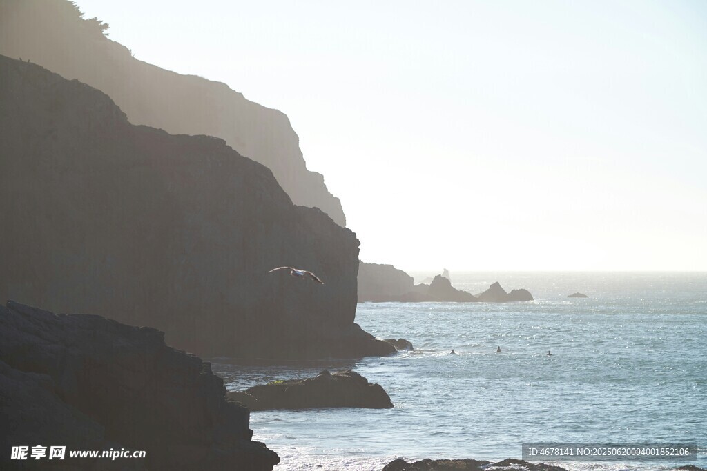 海邊嶙峋峭壁的美麗景致